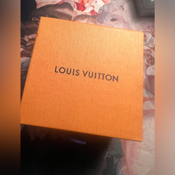 Sold - Louis Vuitton LV ESSENTIAL V BRACELET GP RHINESTONE GOLD CLEAR SWAROVSKI - Picture 9 of 12